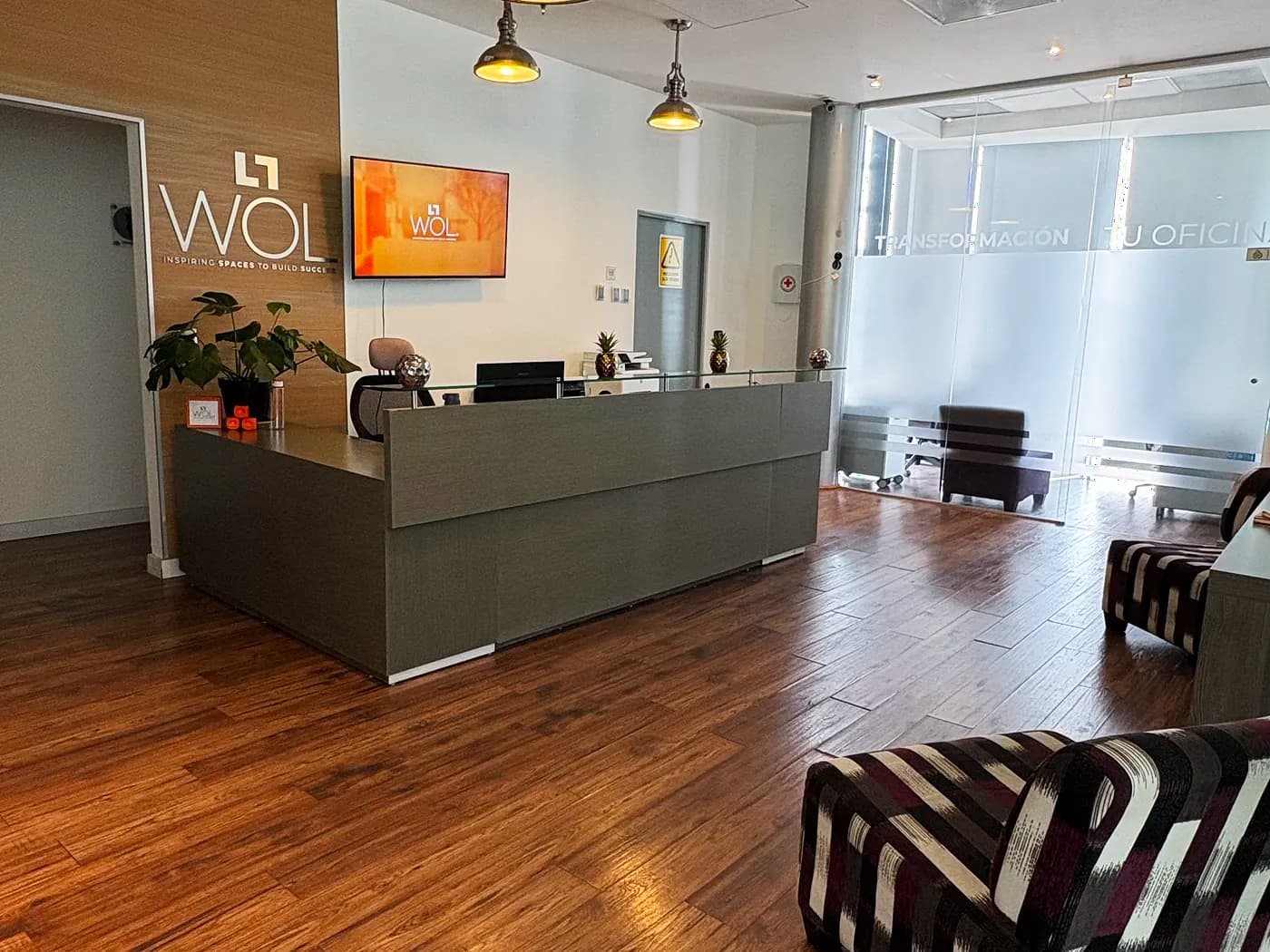 Recepción de WOL Center, donde se atiende y recibe la mensajería de tu empresa