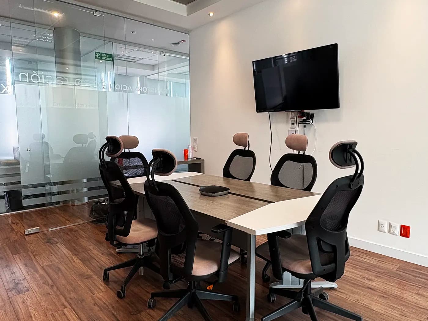 Sala de juntas equipada en WOL Center